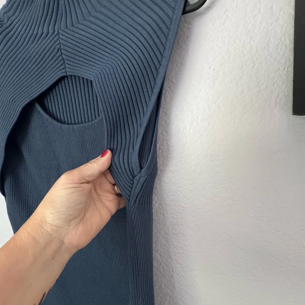 White House Black Market Blue Ribbed Sleeveless Sweater. - Picture 3 of 11